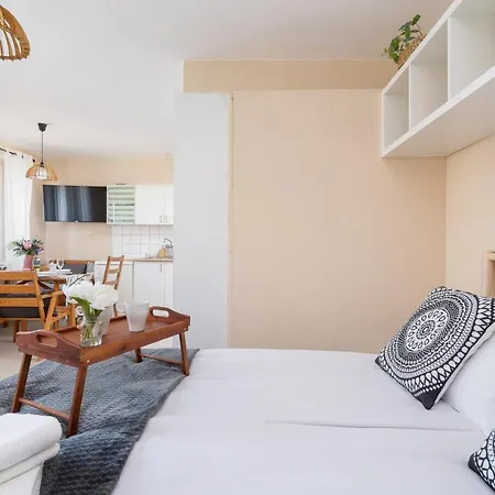 Eagle Pharmacy Studio By Renters Apartment Krakow